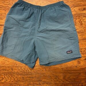 Men’s Patagonia Baggies 7in inseam. Good condition missing back pocket button.